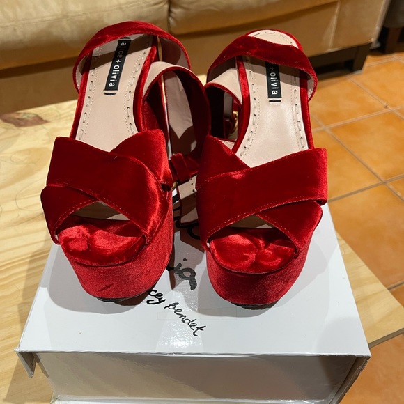 Alice and Olivia platform velvet sandals - Picture 5 of 5